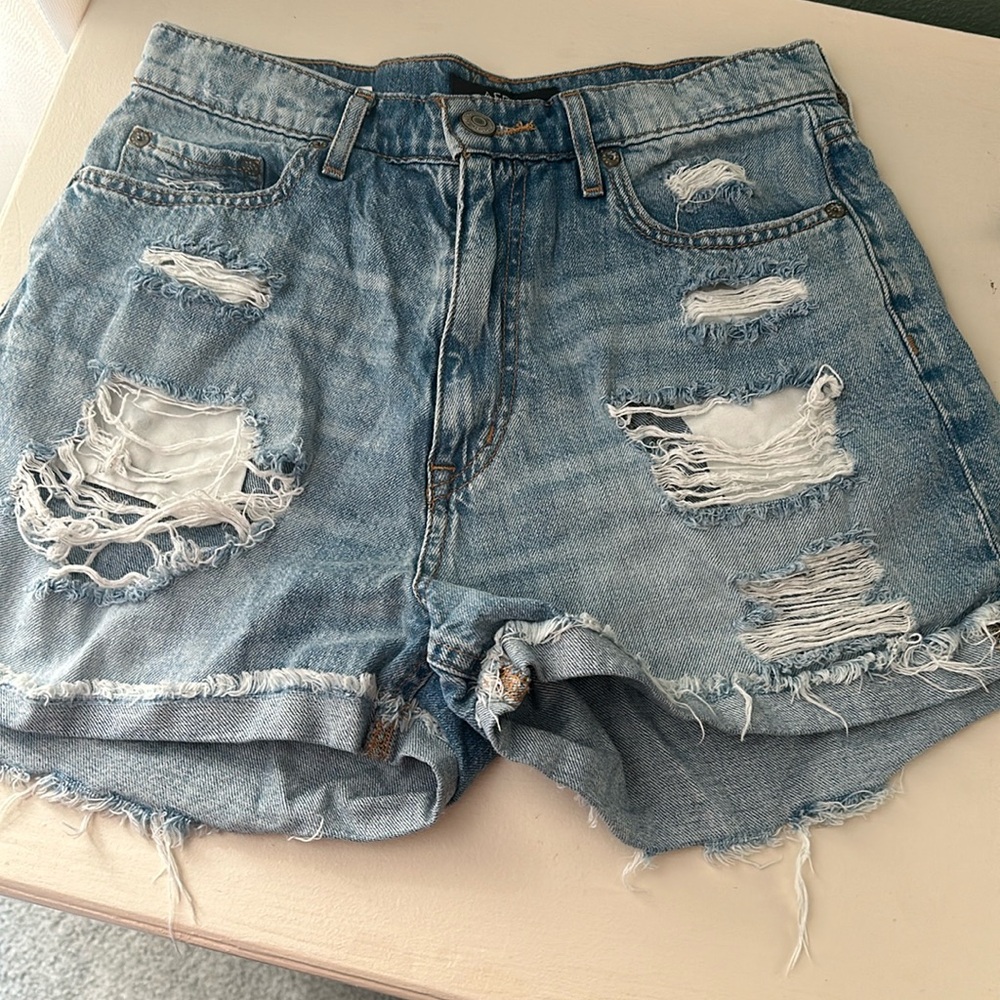 Gently worn Aero brand women’s denim distressed shorts! Size 8